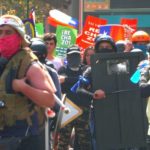 Chile. Partidarios del rechazo marchan encapuchados, con cascos, chalecos antibalas y escoltados por Carabineros