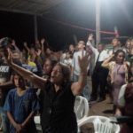 Brasil. Moradores de Monte Horebe se preparan para enfrentar la polícia como muros humanos
