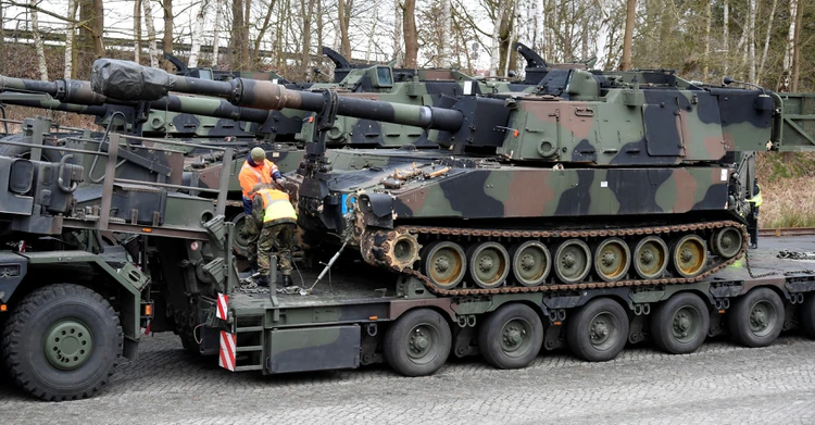 Soldados del ejército alemán cargan un Tanque M109 en un transportador de mercancías pesadas durante los preparativos para los ejercicios militares internacionales Defender-Europe 20 en Bergen Hohne, Alemania, 12 de febrero de 2020. (REUTERS / Fabian Bimmer)