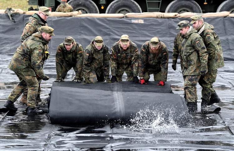 Soldados del ejército alemán instalan una estación de servicio móvil durante los preparativos para los ejercicios militares internacionales Defender-Europe 20 en Bergen Hohne, Alemania, el 12 de febrero de 2020. (REUTERS / Fabian Bimmer)