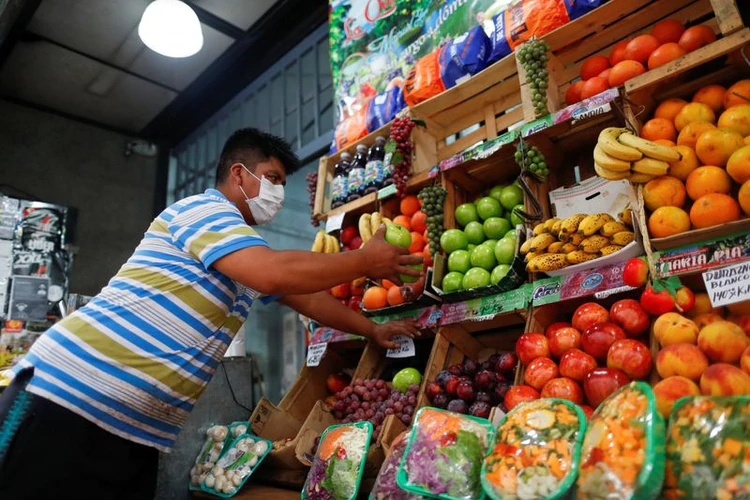 Los comercios que venden comidas siguen funcionando con normalidad pese a la cuarentena (REUTERS/Agustin Marcarian)