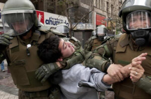 Chile. Los Carabineros golpean y detienen a un niño (videos)