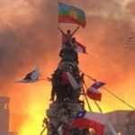 Chile. A seis meses de la Revuelta popular, una pancarta en la Plaza de la Dignidad y una canción de homenaje (video)