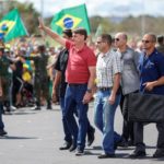 Brasil. El violento video de Carlos Bolsonaro, mientras su padre marchaba con golpistas / Golpean a pareja solo por usar camisetas rojas (videos)