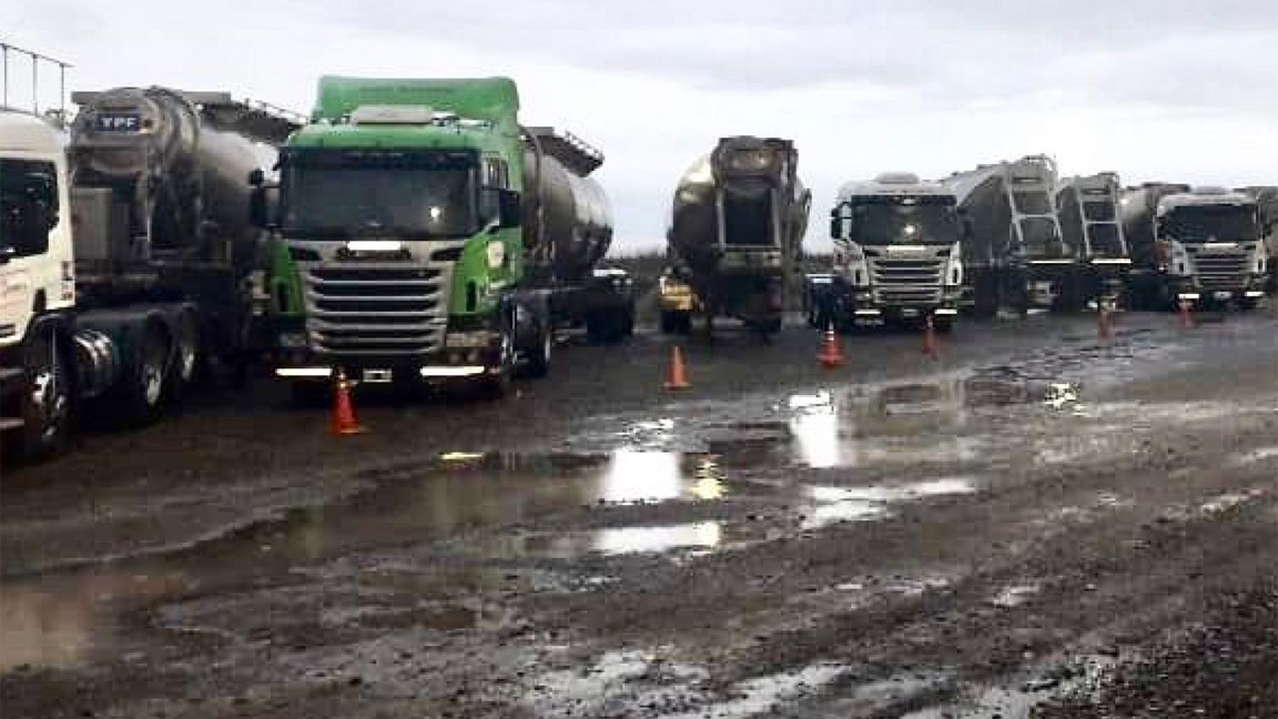 Camioneros paralizó la actividad petrolera en Neuquén por salarios adeudados