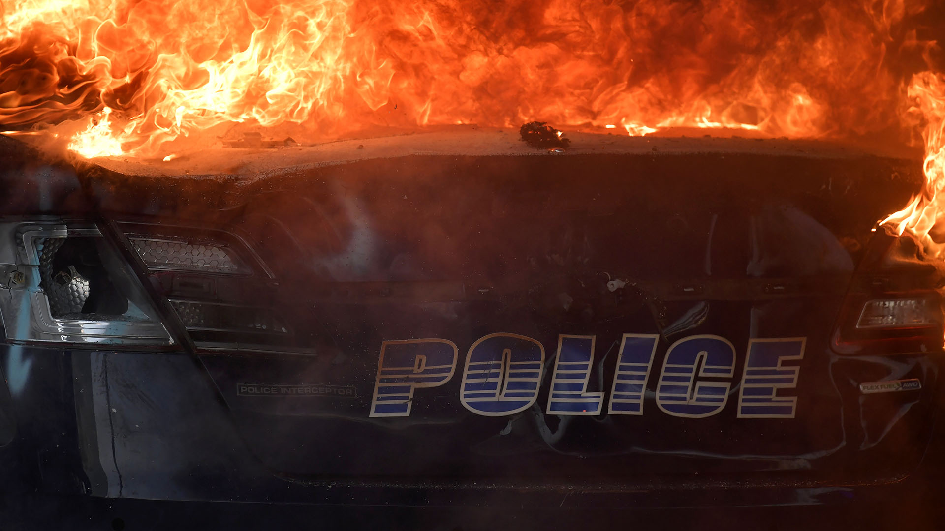Una patrulla prendida fuego en Atlanta (AP Photo/Mike Stewart)