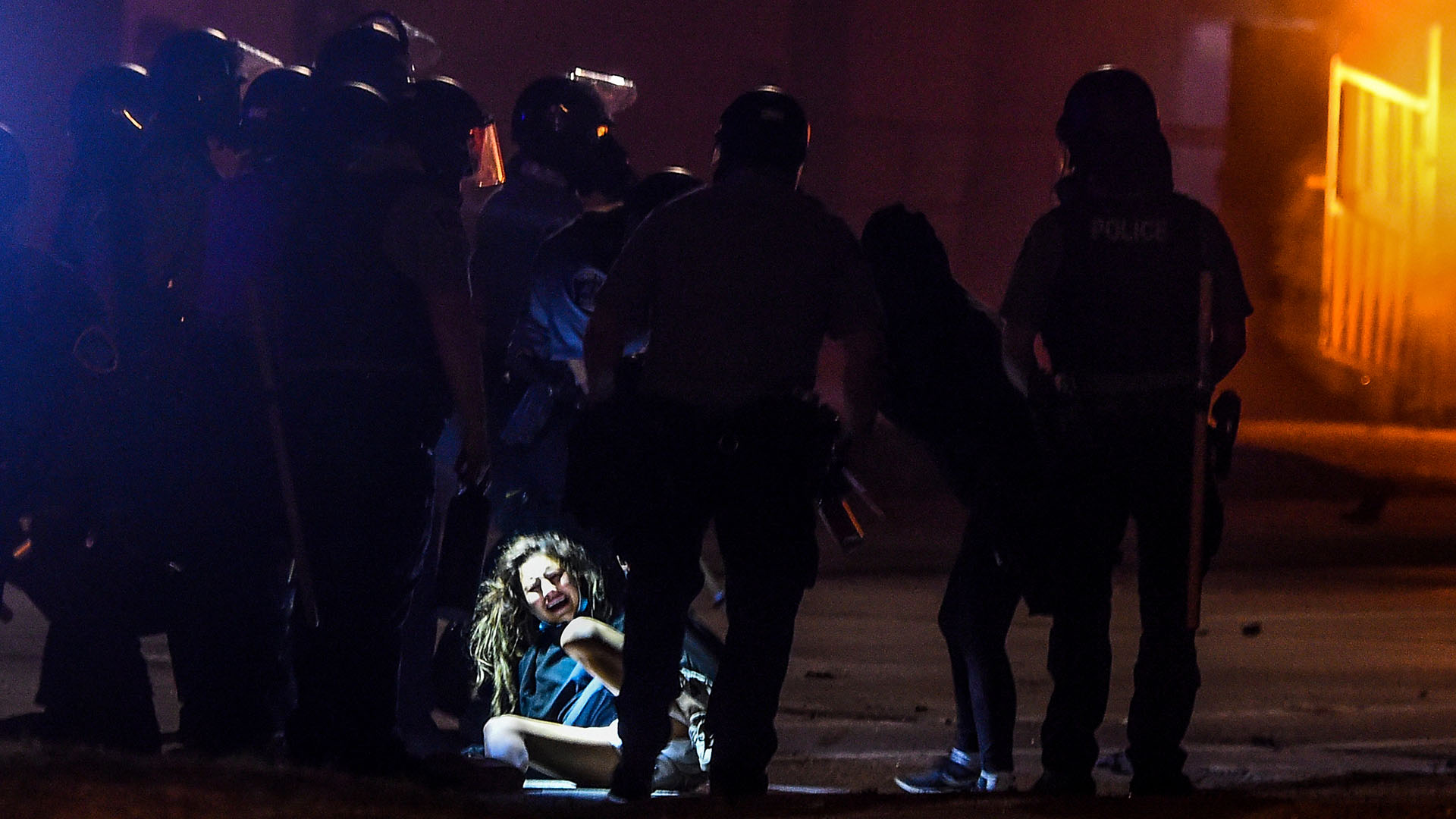 Policías arrestan a una mujer en Minneapolis (Chandan KHANNA / AFP)