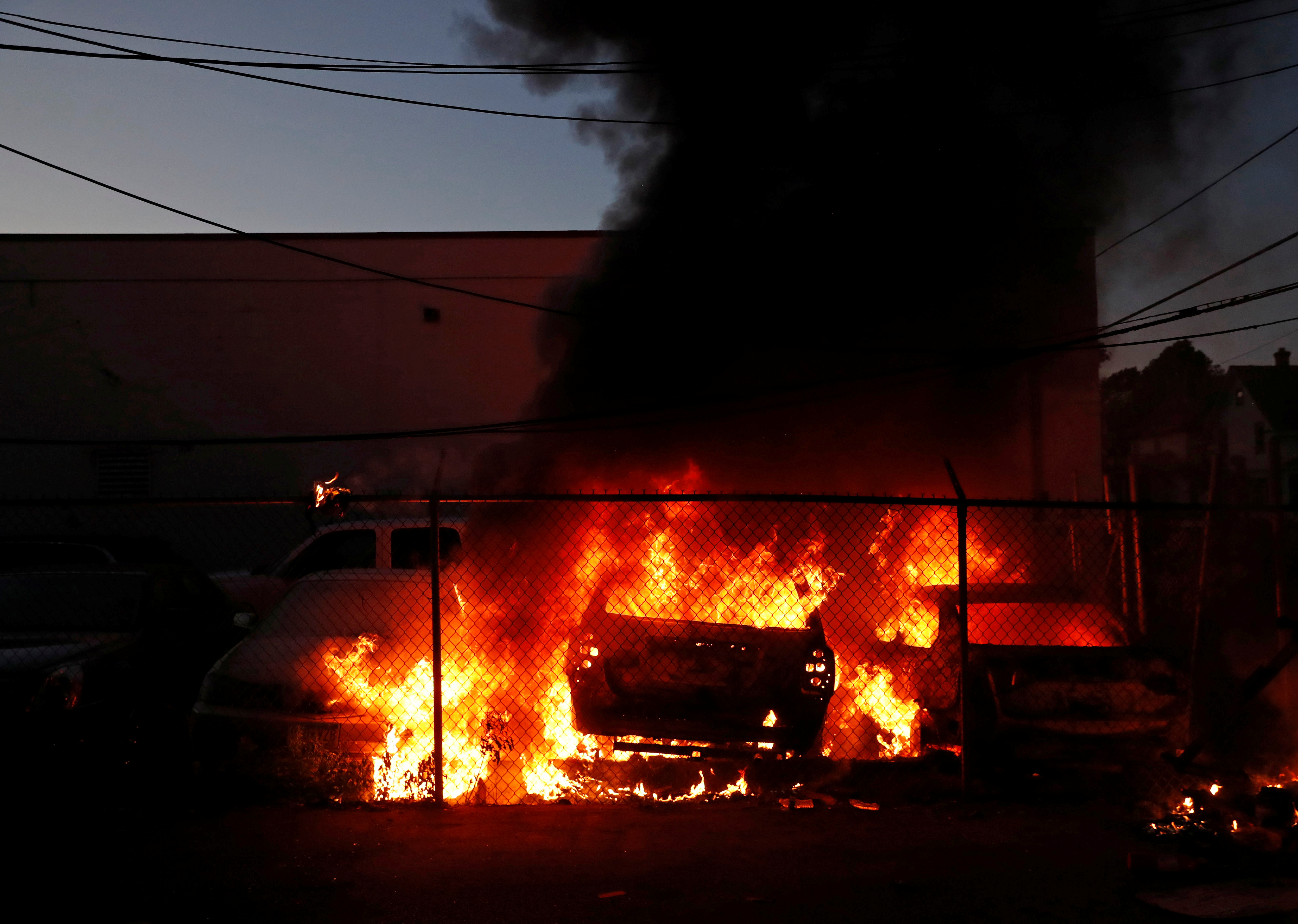 El incendio de automóviles y otros rodados ha sido una constante en las protestas que se desataron esta semana en Minneapolis y luego se extendieron a todo el país (REUTERS/Lucas Jackson)