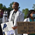 Estados Unidos. Los médicos negros pasan de la primera línea de la pandemia a las protestas