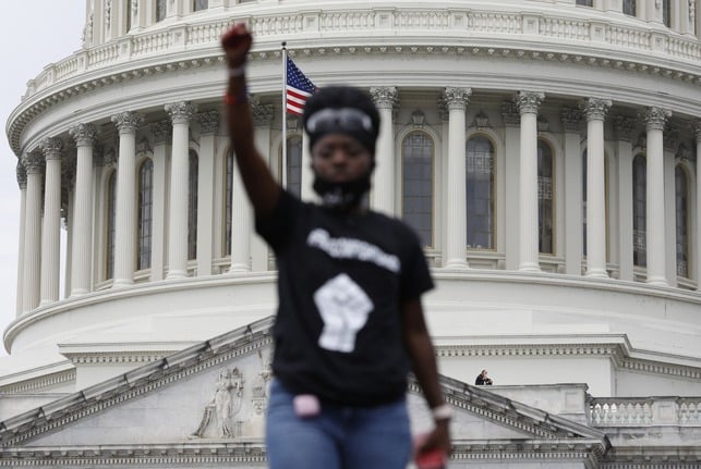 Los manifestantes se concentran frente al Capitolio en una nueva jornada de protestas en EEUU. 