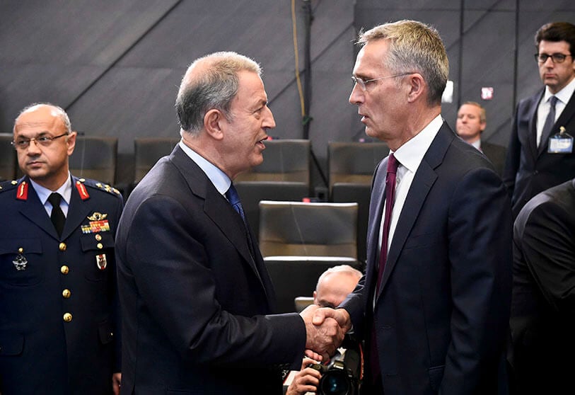El ministro de Defensa turco, Hulusi Akar, y el secretario general de la OTAN, Jens Stoltenberg, en la sede de la OTAN en Bruselas el 24 de octubre de 2019