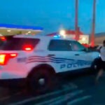 Estados Unidos. Policía acelera patrullero contra un grupo de manifestantes durante una protesta