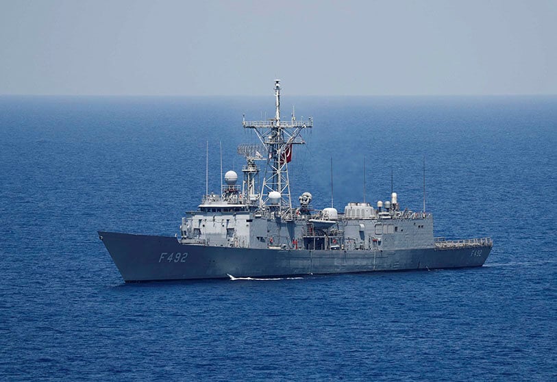 La fragata de la Armada turca TCG Gemlik (F-492) en el mar Mediterráneo