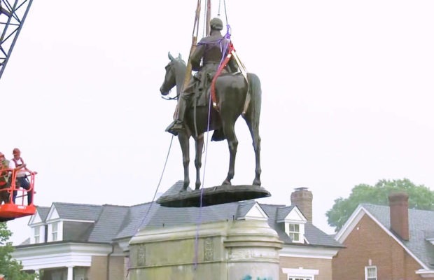 Estados Unidos. En Virginia retiran estatua de general confederado