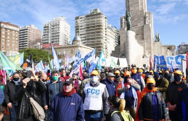 Argentina. Resumen gremial. Multitudinaria caravana de los trabajadores de Vicentín en favor de la intervención/ Trabajadores de prensa de C5N fueron atacados por manifestantes de derecha en el Obelisco- Repudios a la agresión a trabajadores … (Más info)