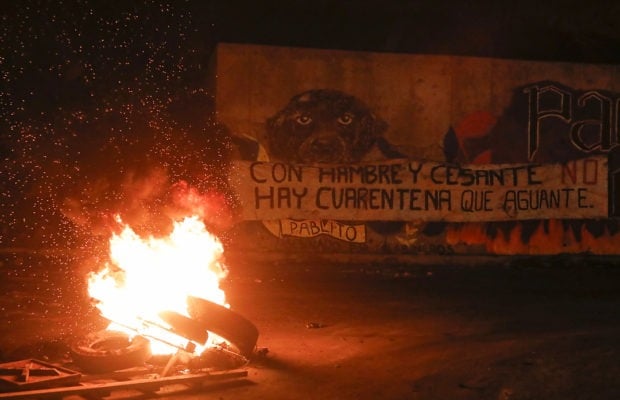 Chile. Ardieron barricadas en cerros de Valparaíso después de la aprobación de Diputados de ley sobre las AFP (fotoreportaje)