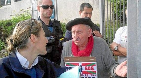 Urtubia se acercó a la prisión de Fresnes para apoyar a los presos vascos en huelga de hambre en 2016.