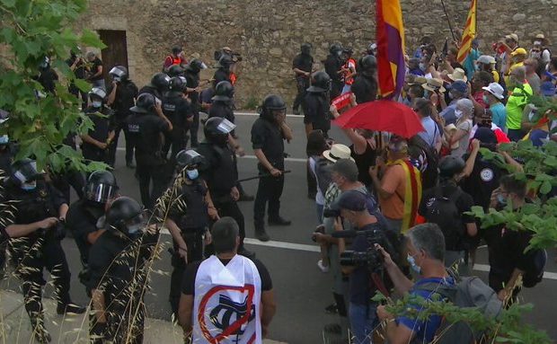 Catalunya. Miles de personas protestan en Poblet por la visita del rey español, entre cargas de la policía