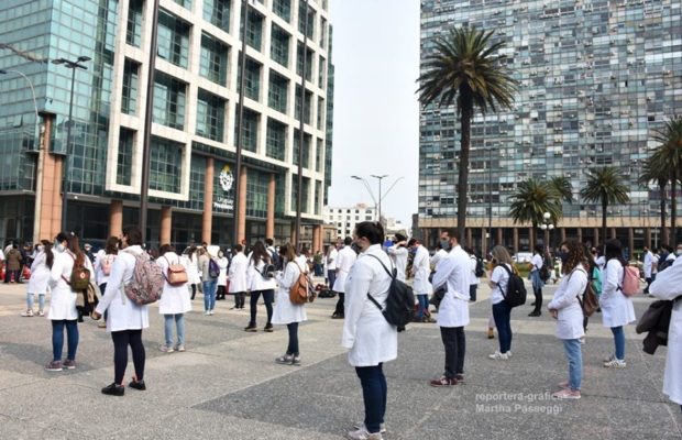 Uruguay. Manifestaciones de residentes de medicina (fotos)