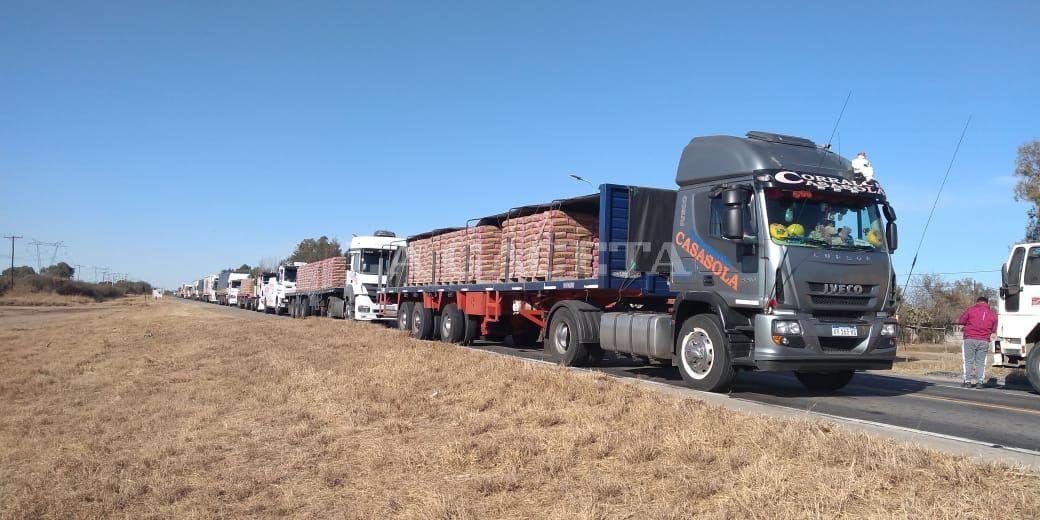 Por las demoras de hasta 16 horas en los controles, Camioneros paraliza el transporte de mercadería en el norte del país