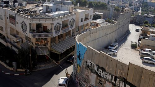 Palestina. Banksy dona pinturas de la crisis de refugiados para recaudar fondos para un hospital