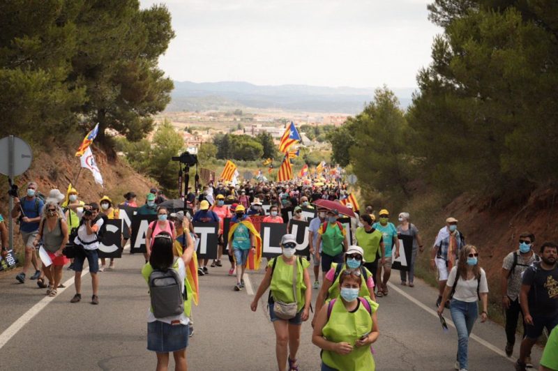 Miles de personas caminan para boicotear la presencia del Borbón (cargas de los Mossos y una detención) – La otra Andalucía
