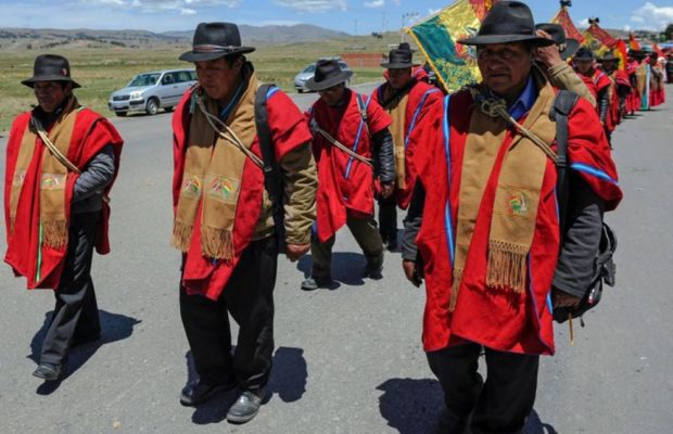 Bolivia. El gobierno amenaza con represión de los bloqueos con policías y militares /La COB declara que  «la victoria será del pueblo»/ Ponchos Rojos exigen la renuncia de Añez