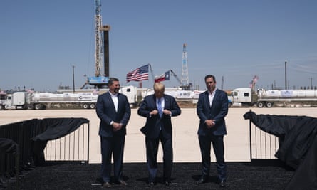 Donald Trump se ajusta la chaqueta mientras está de pie con los codirectores ejecutivos de Double Eagle Energy, Cody Campbell, izquierda, y John Sellers, justo antes de ver la plataforma petrolera de Double Eagle Energy en Midland, Texas.