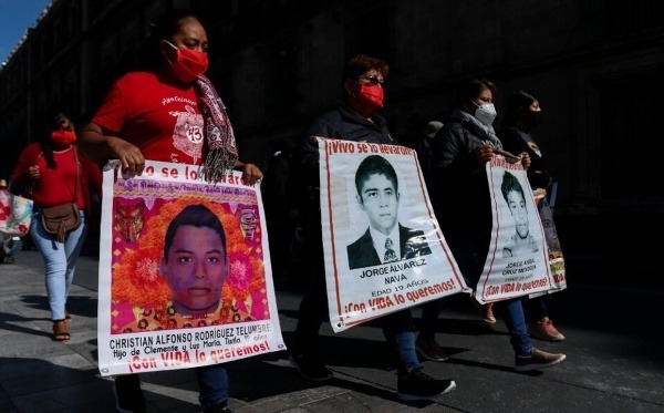 México. Consumar detenciones e iniciar los correspondientes procesos penales, exigen padres de los 43 a AMLO