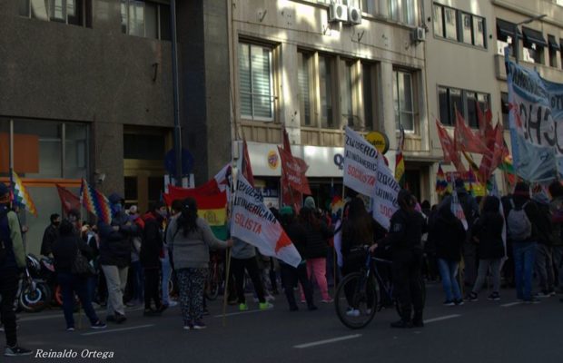 Argentina. Repudio al gobierno de facto en las puertas de la embajada de Bolivia