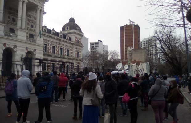 Argentina. Vecinxs del barrio Los Pinos marcharon a la Gobernación platense