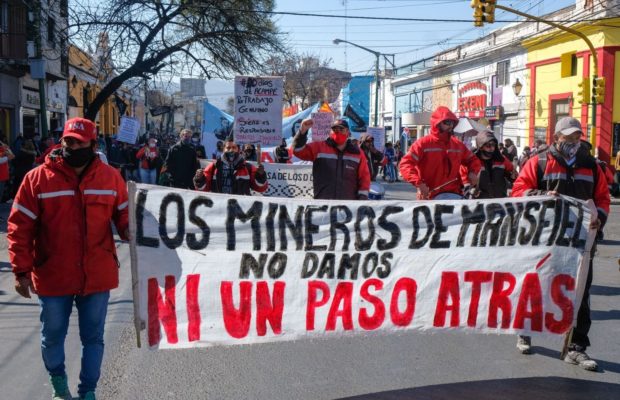 Mineros despedidos de Mansfield piden urgente audiencia al Presidente Fernández / Cupo laboral  trans por decreto en toda la administración pública del estado nacional / Trabajadores de LATAM y una singular protesta en el Obelisco