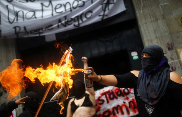 México. Organizaciones feministas se manifestaron  frente a la Comisión Nacional de Derechos Humanos