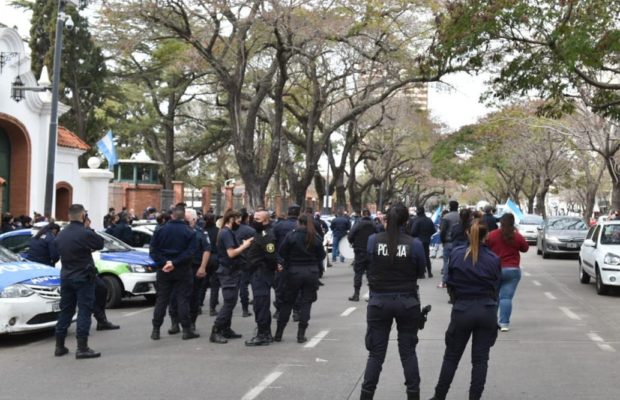 Argentina. La molesta y ruidosa protesta policial que no dejó dormir a los vecinos de Lanús