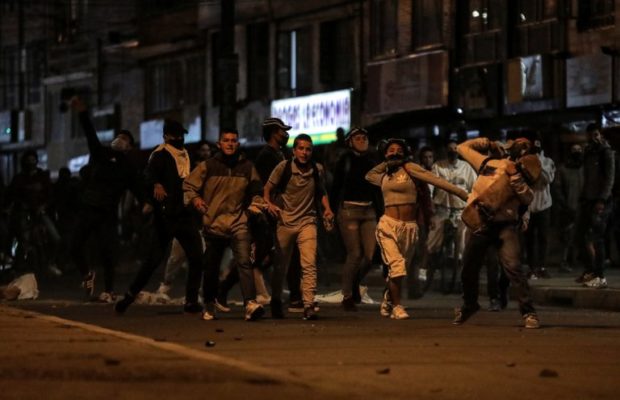 Colombia. El pueblo enfrenta en las calles al régimen dictatorial de Duque y a sus policía (fotos)