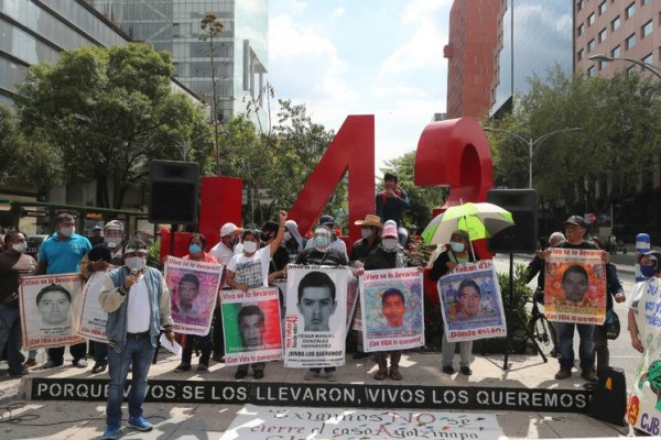 México. Se entrega Carlos Gómez Arrieta por caso Ayotzinapa/ Familiares de los 43 califican como «satisfactoria» reunión con AMLO