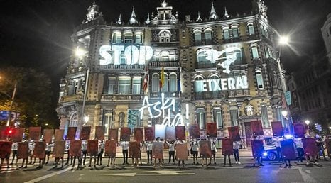 Euskal Herria. Noche de protesta e interpelación al Gobierno español en Bilbo