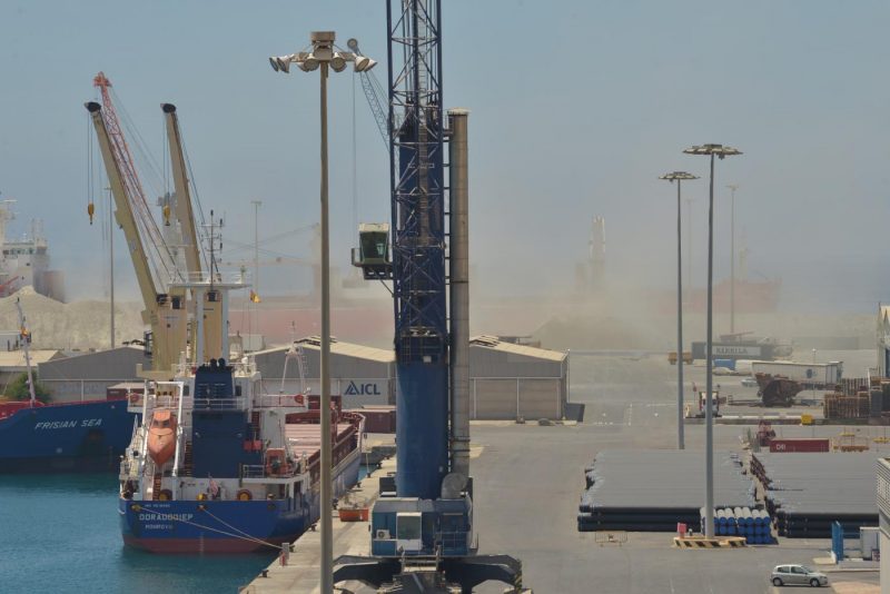 El Juzgado de Instrucción número 4 de Almería ha acordado abrir diligencias previas para investigar la presunta práctica de actividades "irregulares" en el puerto de la capital