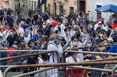 Médicos posgradistas se concentraron la mañana de este 15 de septiembre en el parque El Arbolito y avanzaron en una marcha hacia el Centro Histórico de Quito. Foto: Patricio Terán / EL COMERCIO