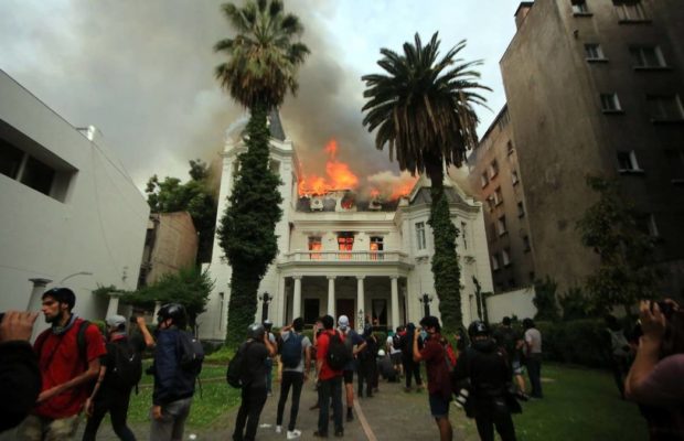 Chile. Abogado defensor de un joven acusado de provocar incendio en Universidad, señala que el culpable es un Carabinero infiltrado /Otro juicio farsa