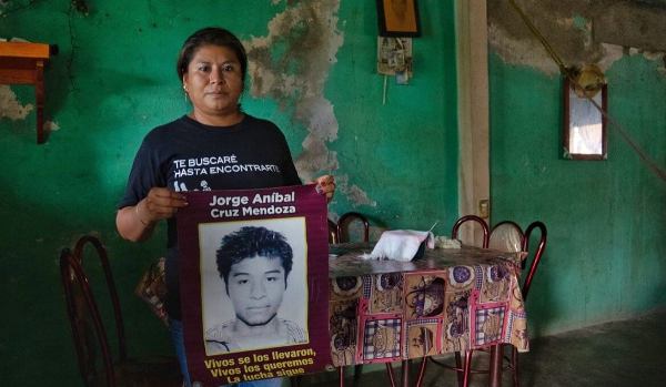 México. «Sigue esta insoportable angustia, pero él regresará»: Carmelita Cruz, madre de uno de los 43