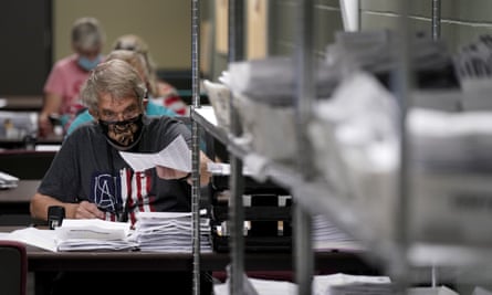 El trabajador electoral Kenneth Conkle procesa las solicitudes de boletas por correo el martes en Olathe, Kansas.