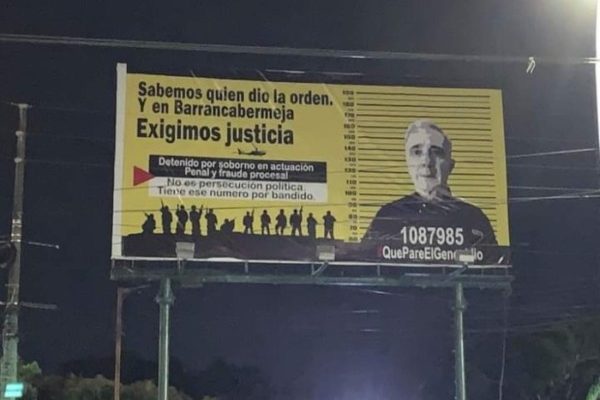 Colombia. Valla publicitaria contra Uribe Vélez en Barrancabermeja expresa opinión popular