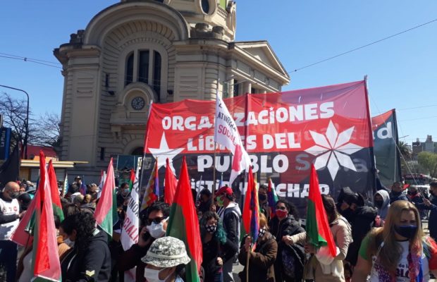 Argentina. Organizaciones sociales marcharon a la Gobernación platense para apoyar la toma de tierras de Guernica, repudiar desalojo y ofrecer soluciones / No hay respuestas y crece el pesimismo