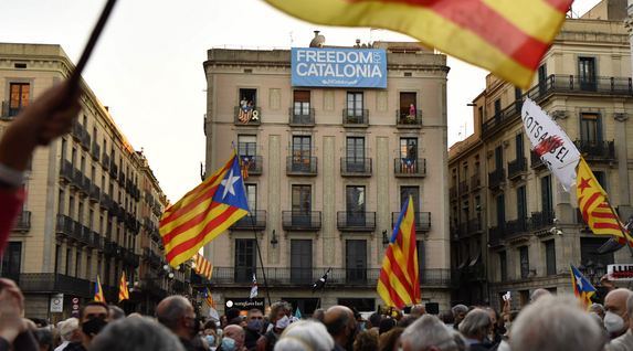 ConcentraciÃ³n en Barcelona para denunciar la inhabilitaciÃ³n de Torra. (Pau BARRENA/AFP). 
