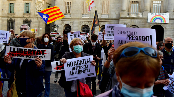 ConcentraciÃ³n en Barcelona para denunciar la inhabilitaciÃ³n de Torra. (Pau BARRENA/AFP). 