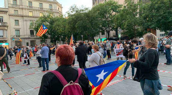 ConcentraciÃ³n en Sabadell para denunciar la inhabilitaciÃ³n de Torra. (Pau BARRENA/AFP).