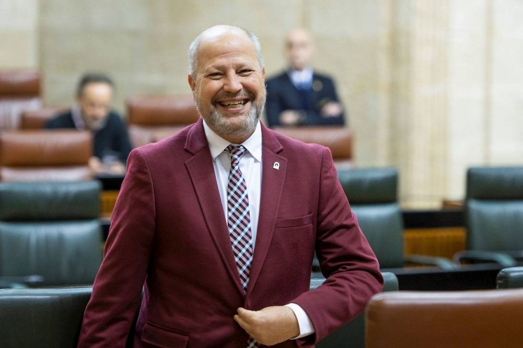 El consejero continúa desarrollando la táctica del avestruz y buena muestra de ello es que ayer en sede parlamentaria apostó por lanzar un mensaje de "sosiego" desde el Parlamento andaluz 