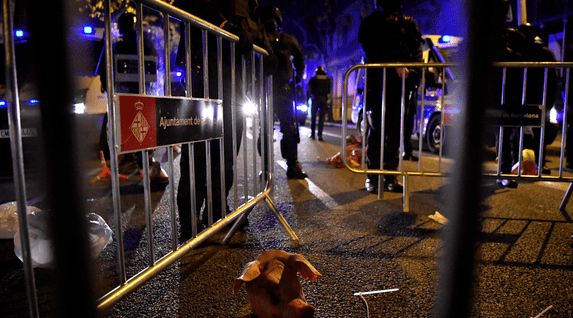 Los manifestantes han arrojado cabezas de cerdo ante la DelegaciÃ³n del Gobierno espaÃ±ol. (Pau BARRENA/AFP).