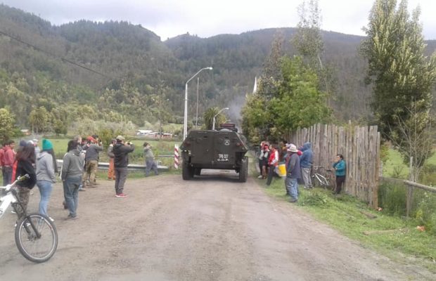 Nación Mapuche. Enfrentamientos con los carabineros en la comunidad Antonio Leviqueo: 2 camionetas policiales quemadas